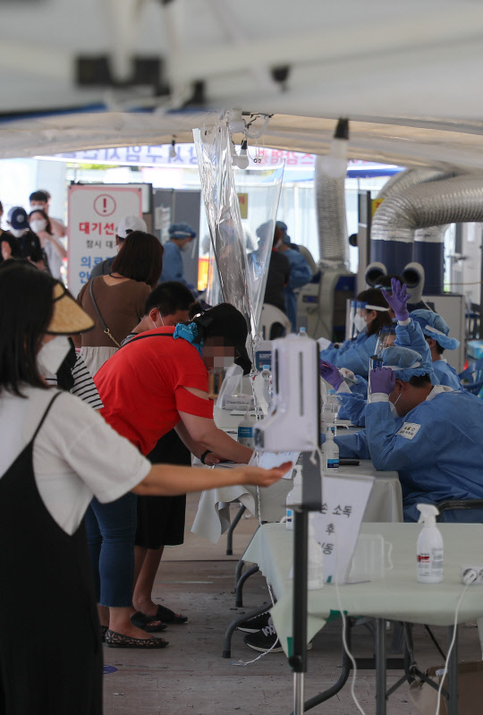 18일 오후 서울 강서구 임시선별진료소를 찾은 시민들이 검사를 기다리고 있다. 연합뉴스